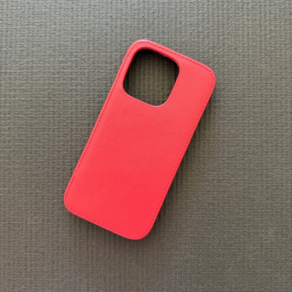 Noreve Saint-Tropez Apple iPhone 15 Pro leather case in rouge (red).